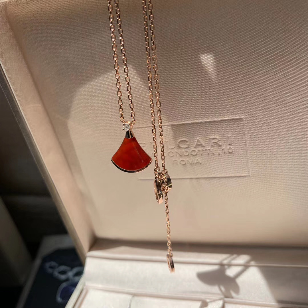 宝格丽扇子原版,宝格丽的红扇子也是经典