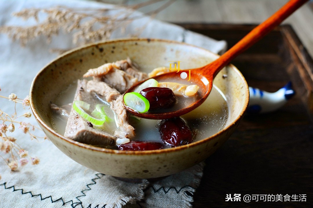 排骨汤加香菇和红萝卜,排骨汤加鱿鱼干