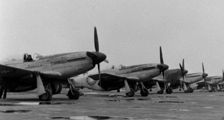 国民*党**飞机迫降解放区，机舱装4吨白银，*长首**问飞行员：是你的？