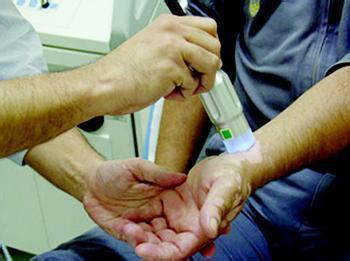 皮肤科专家提醒药膏护肤不靠谱,激素脸不涂药膏太难受怎么办