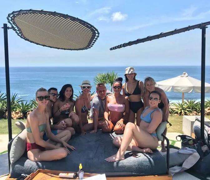 空姐失业后去超市打工，一条抖音视频火了！这是现在最好的活法？