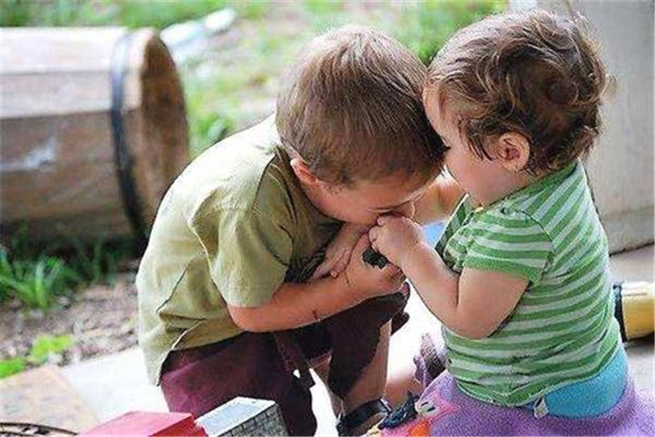 小孩子一急就咬人怎么办,三岁小孩一急就咬人怎么教育