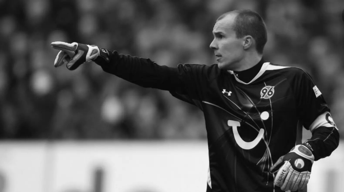 足球从未高于生命ppt,足球从未放弃一直在路上