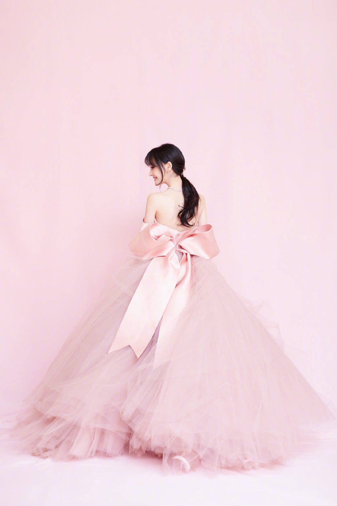 虞书欣穿粉色露脐装配百褶裙,虞书欣穿蓝色蝴蝶结抹胸裙去哪里