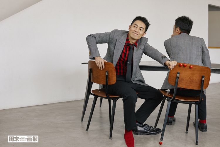 朱亚文西装帅气最新照,朱亚文全黑造型尽显成熟雅致