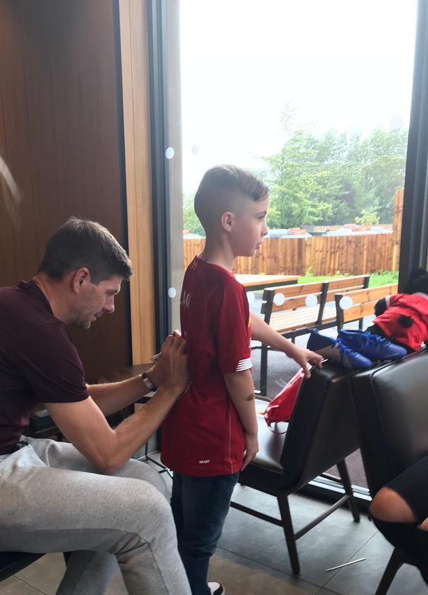 为满足9岁男孩父亲遗愿，球星史蒂文清空咖啡馆，陪他待了一下午