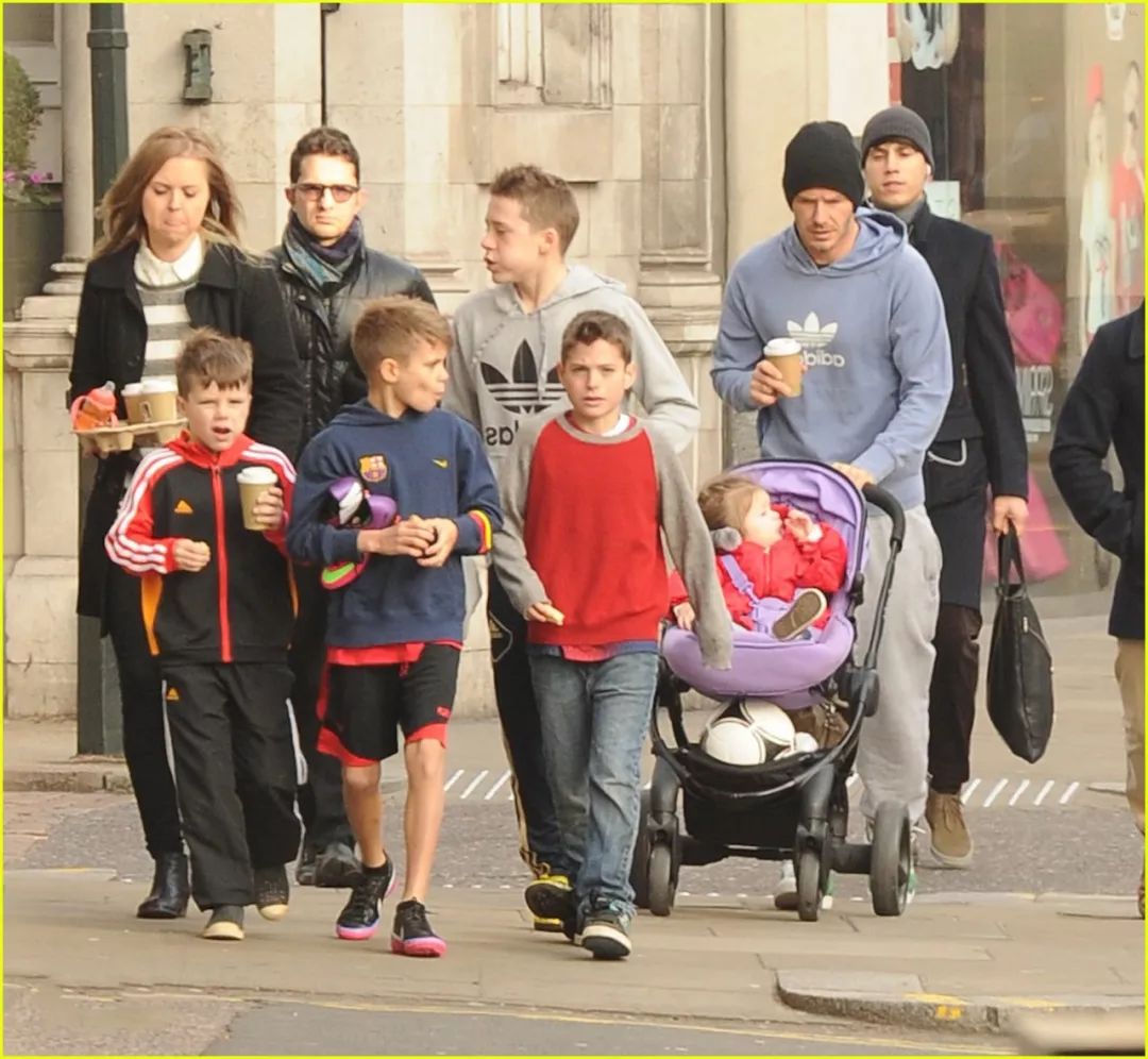 贝克汉姆42岁长发,贝克汉姆晒照为贝嫂庆生