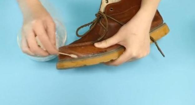 粘鞋子开胶的小妙招,鞋子开胶自己家怎么粘