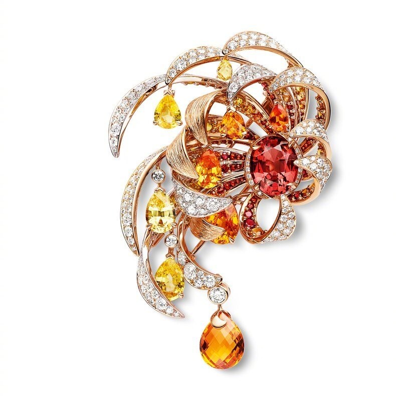 刘亦菲王冠多少钱,刘亦菲晒美照戴皇冠颜值能打