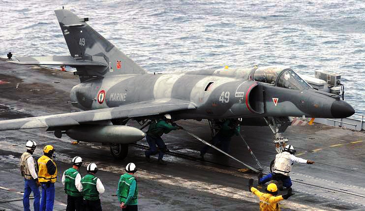 燃气弹射器与蒸汽弹射器,航母蒸汽弹射与电磁弹射比较