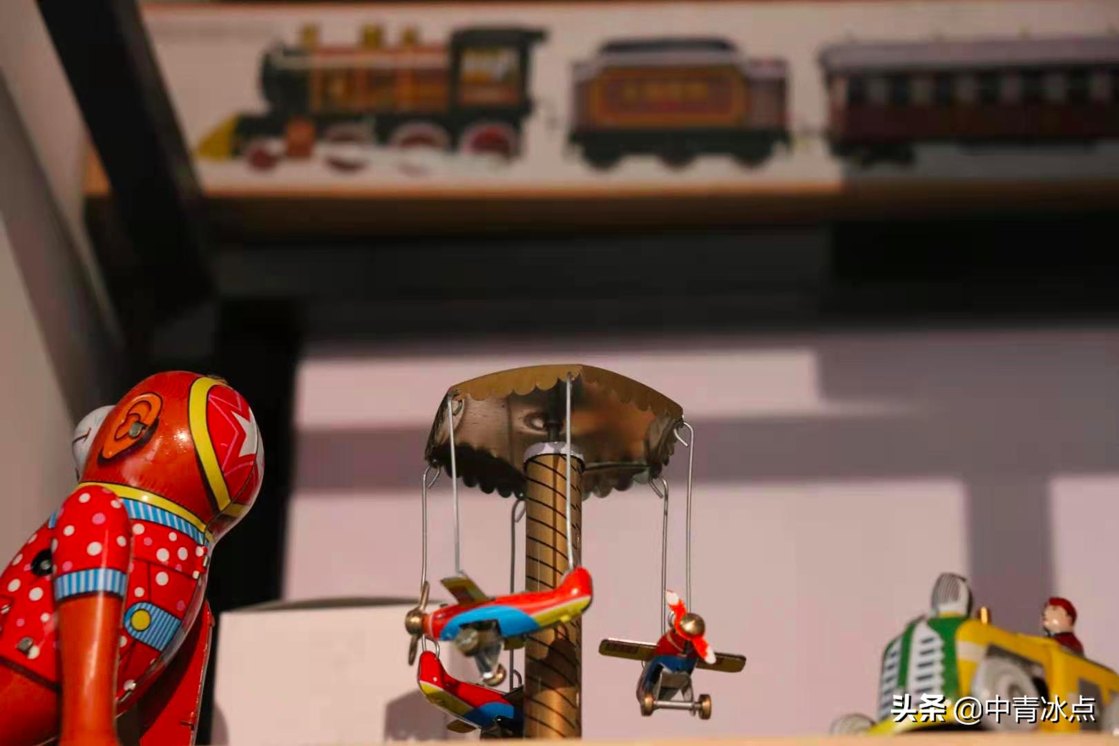 爷爷奶奶的“星巴克”:北京老年玩具店里都在聊什么话题,有独居老人发明卧室自动报警器