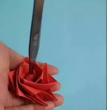 银杏叶手工花贴画幼儿园简单,彩色皱纹纸怎么做手工花幼儿园