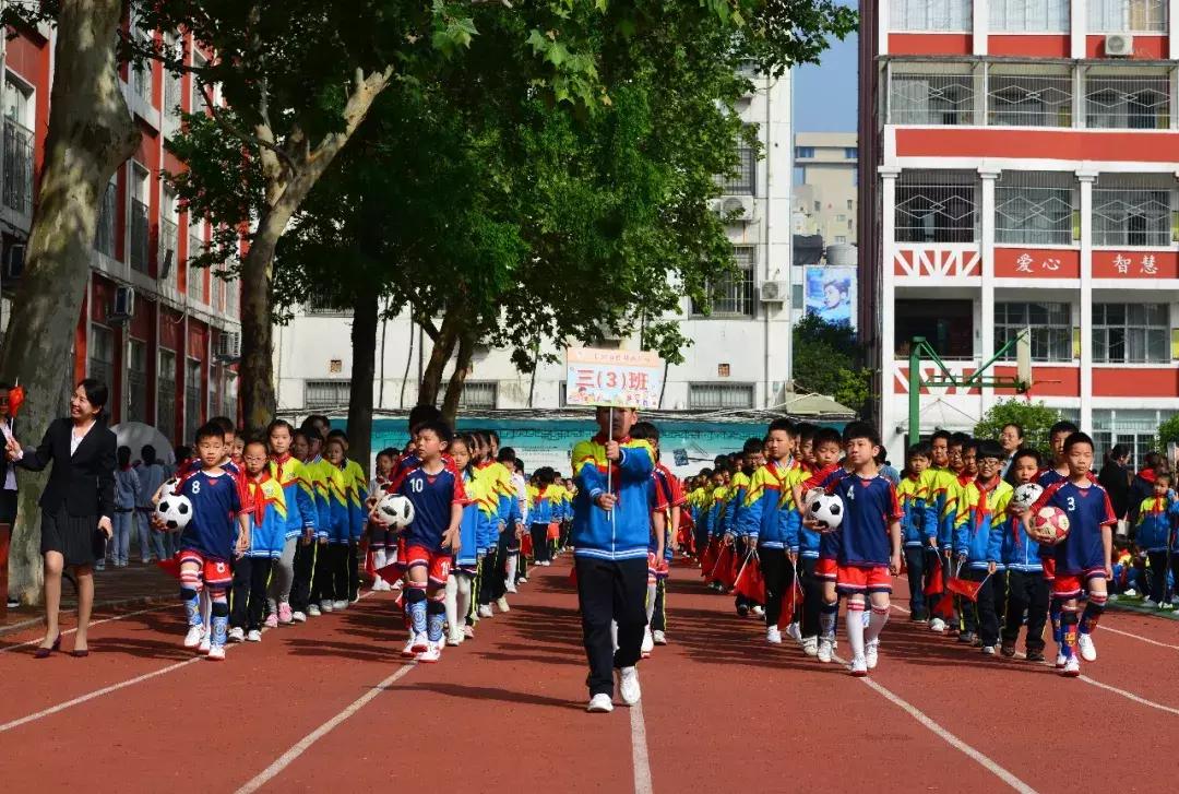 绿茵草地挥斥方遒阳光体育梦圆今朝