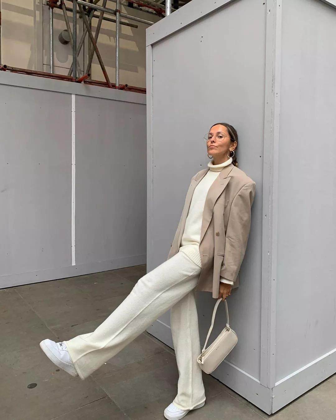 秋冬长款牛仔阔腿裤搭什么鞋好看,显瘦穿搭今年非常火的阔腿裤