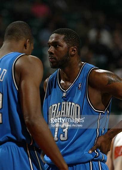 姚明给其它球员系鞋带,让姚明系鞋带的是谁