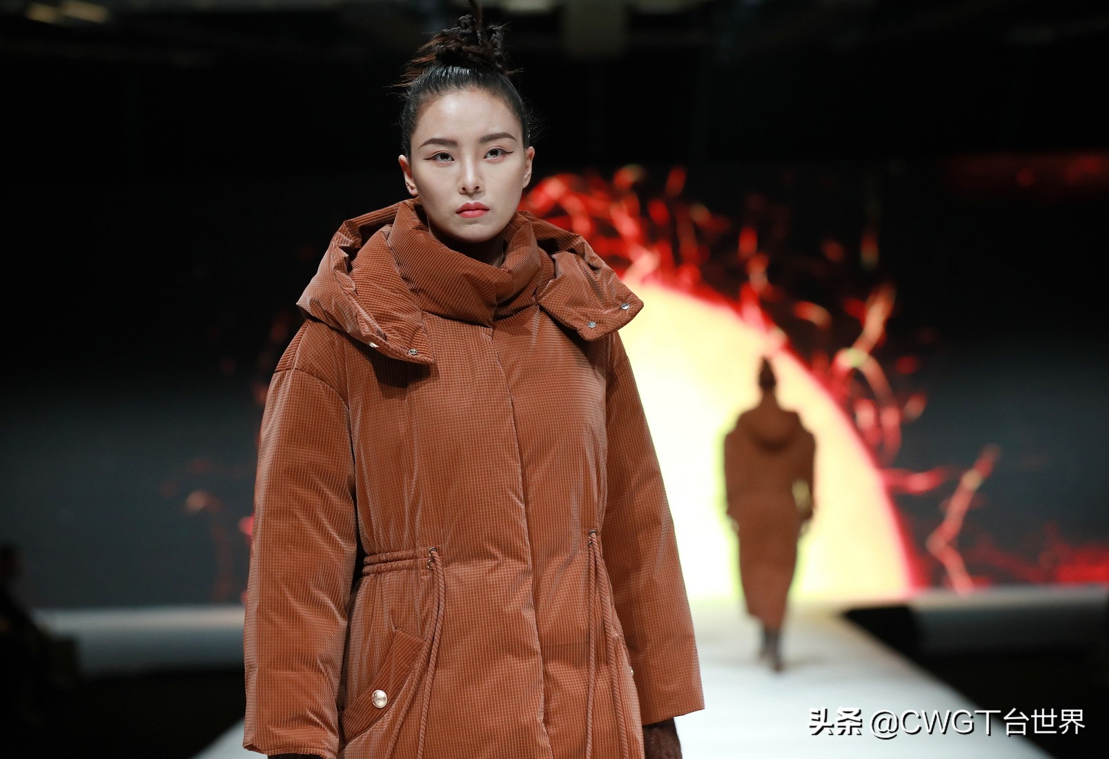 亦帛时尚羽绒服是品牌吗,亦帛时尚2021冬羽绒服发布会