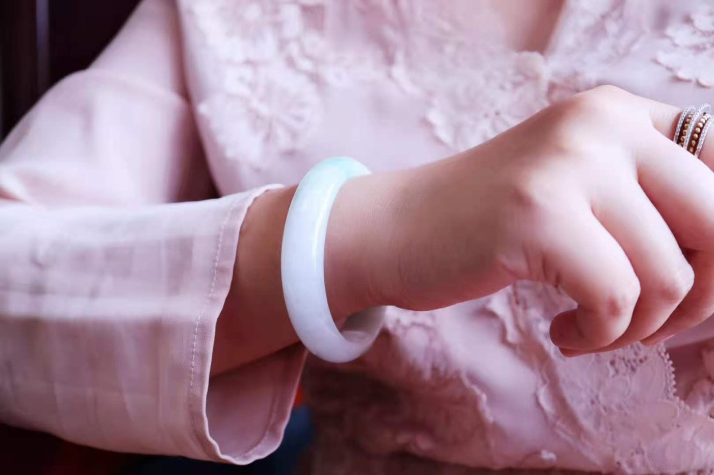 白底青手镯适合多大年纪戴,碧玉手镯适合多大年纪戴