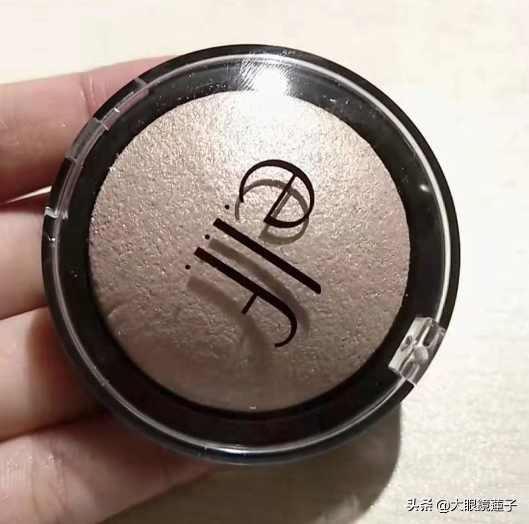 打造素颜美肌的神器,打造精致妆容必备物品