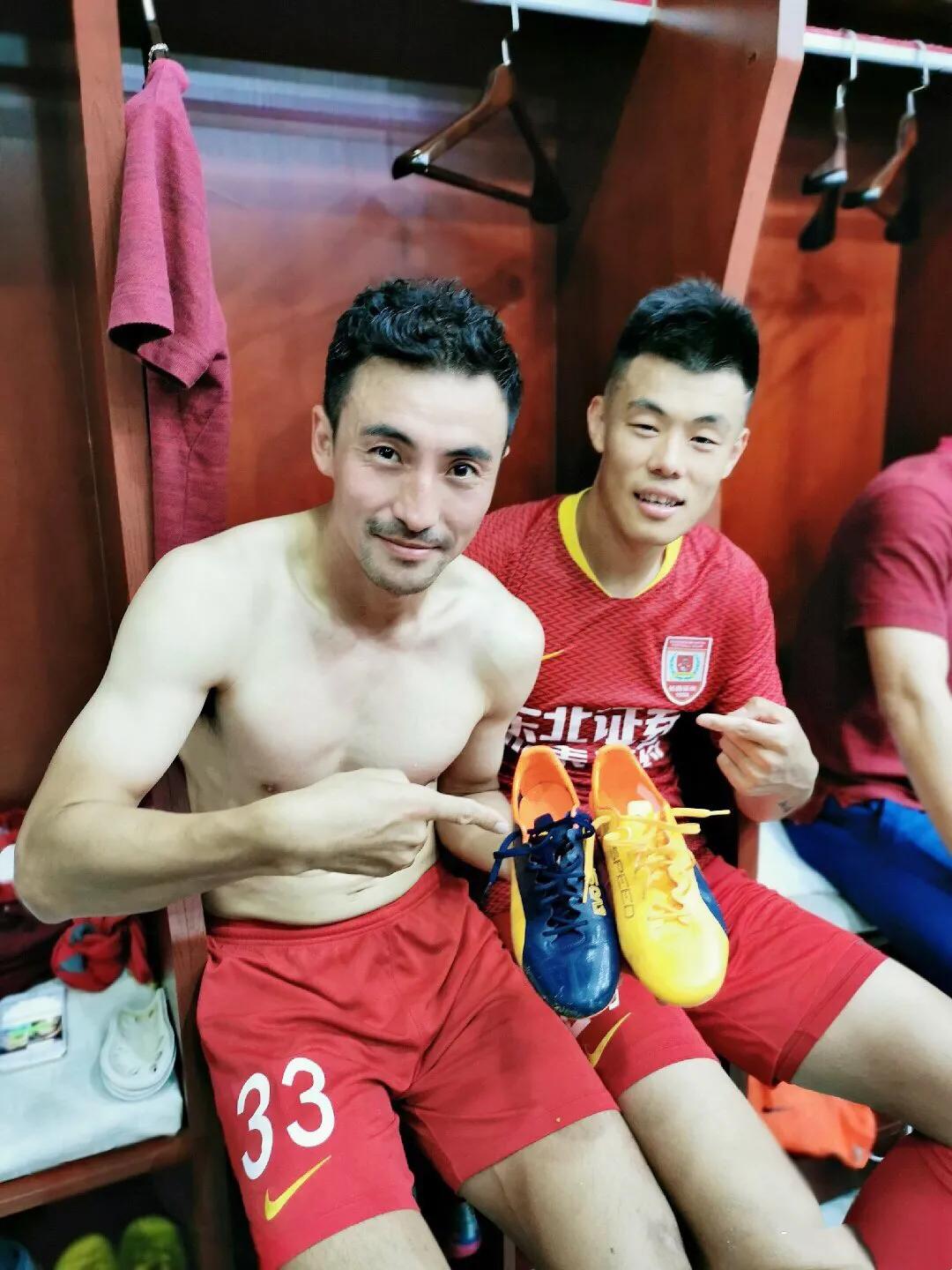 马尔蒂尼妻子独生女,足球队长结婚