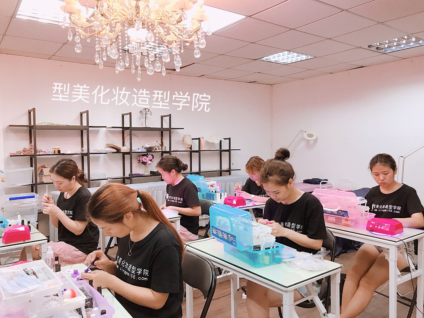 美甲学徒最基础要学什么,学美甲有前途吗学美甲的前景如何