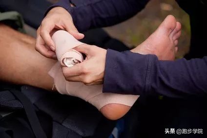 关于治疗脚踝扭伤的文章,脚踝扭伤的四个恢复阶段