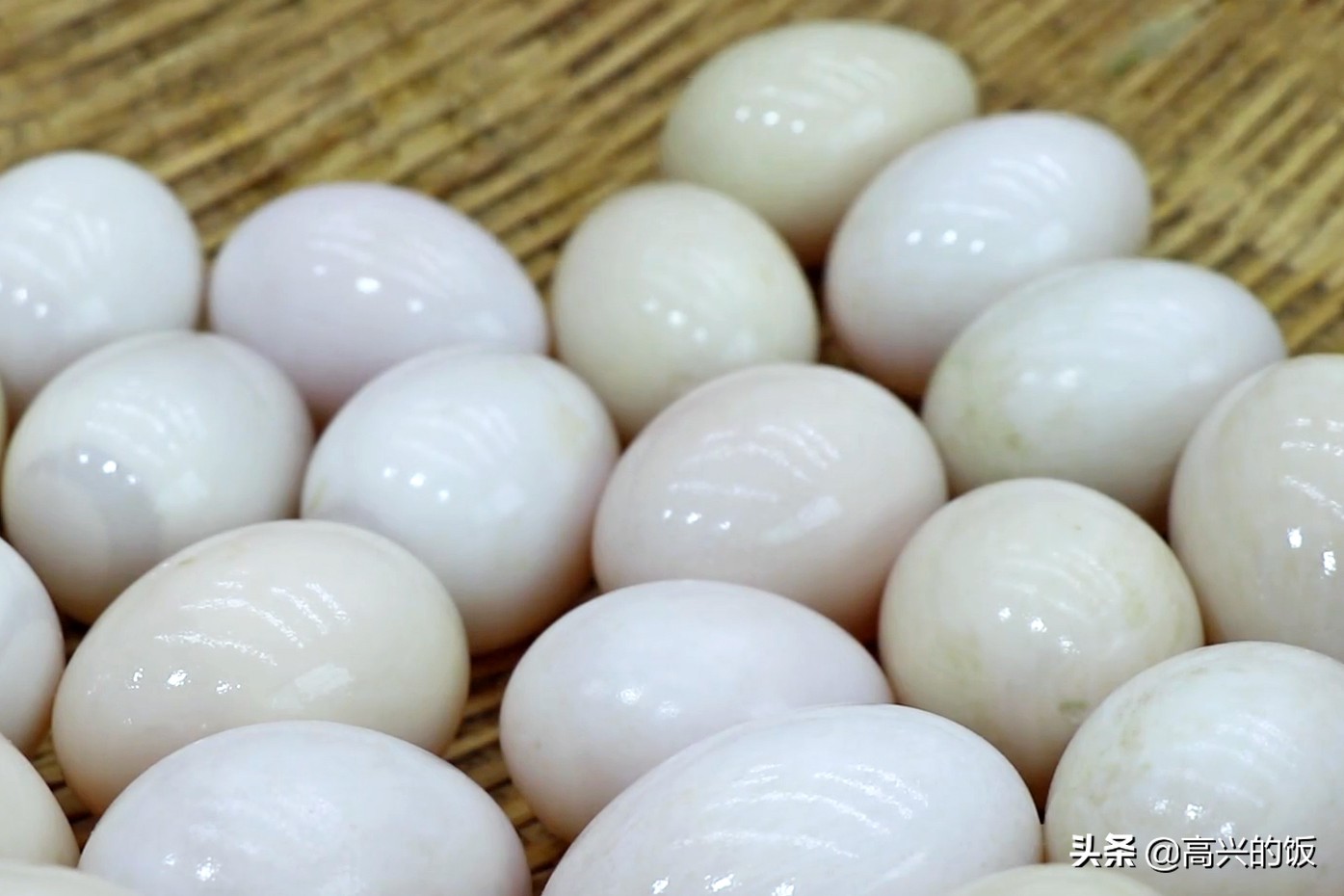 怎么腌咸鸭蛋简单又冒油,用超简单的方法腌制流油咸鸭蛋