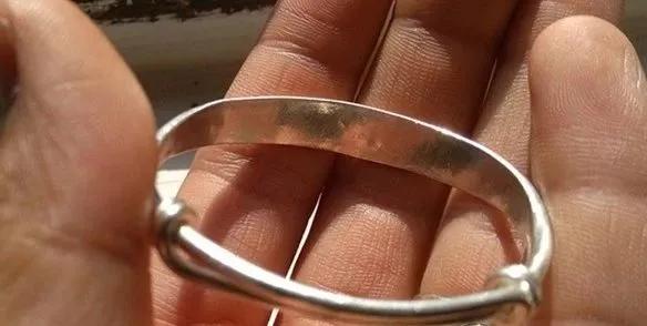 戴金镯手腕发黑,戴银手镯手腕一圈总是发黑为什么