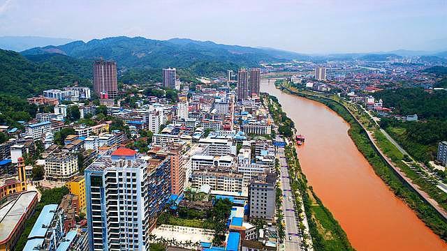 大量越南姑娘涌入中国旅游,越南边界一河之隔