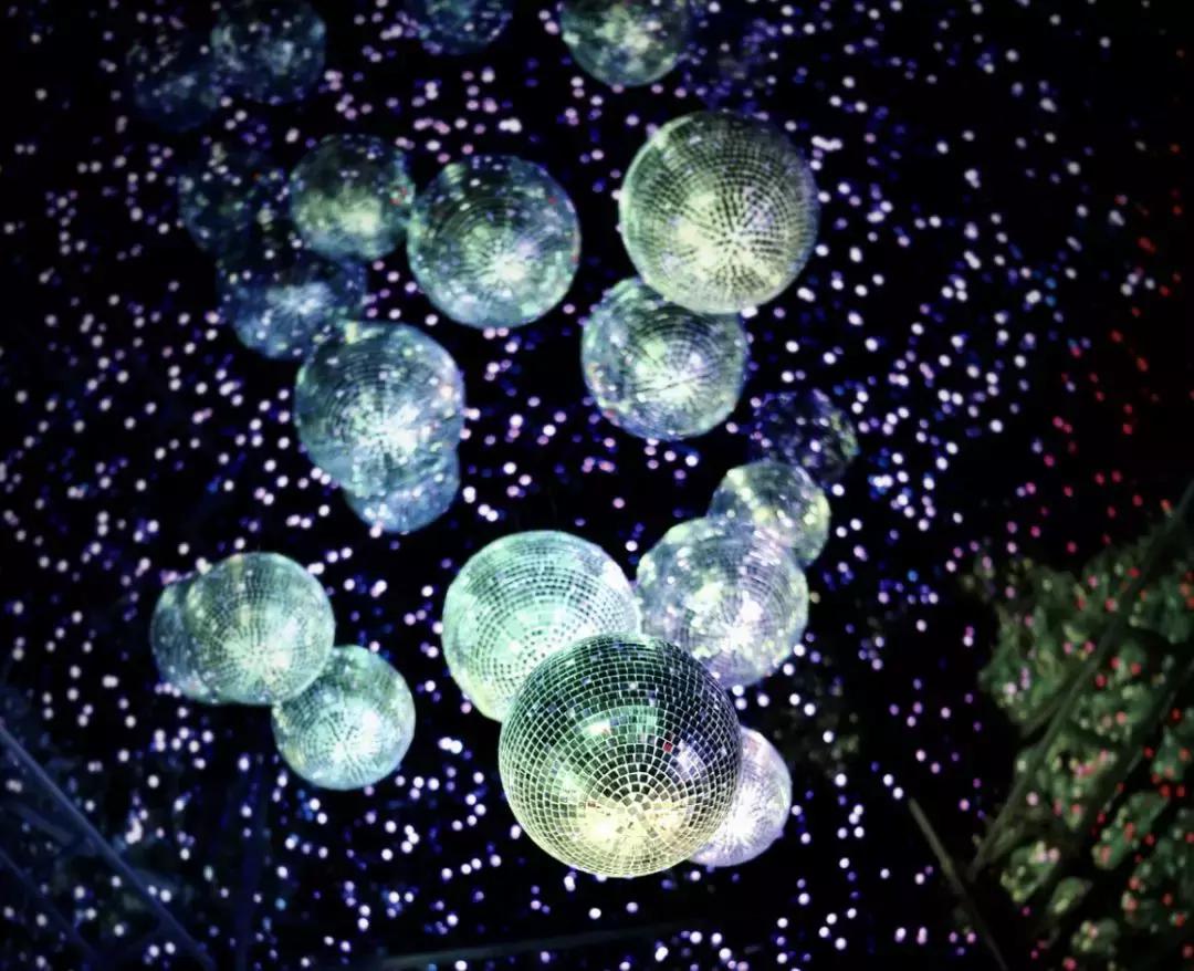 适合黄皮学生党做的新年美甲,粉色猪猪透色美甲