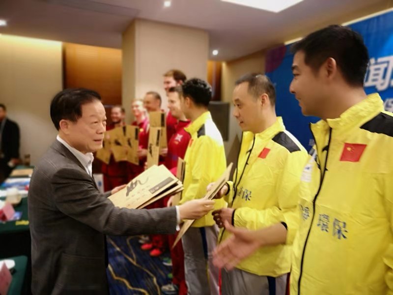 广西书法家为世界砂板明星对抗赛赠送墨宝