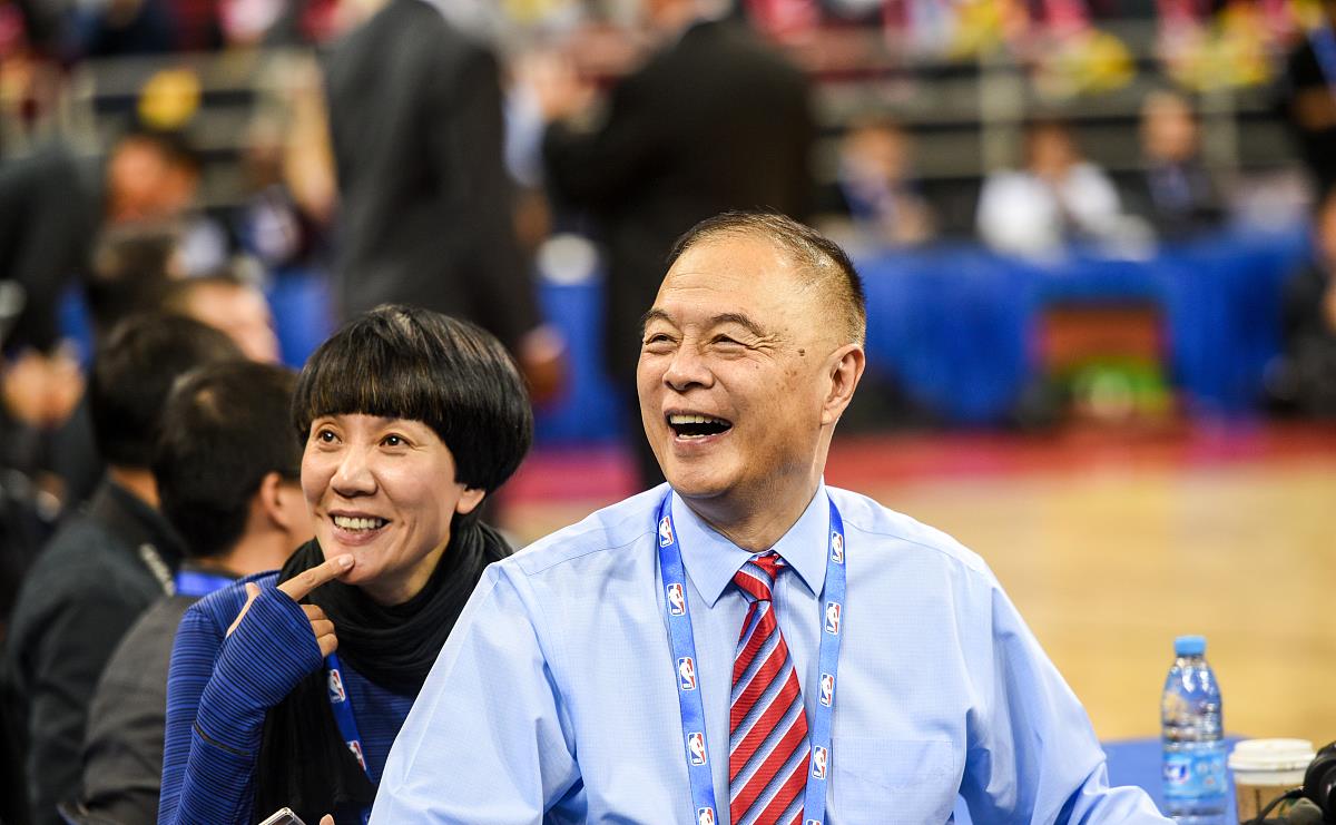 中国国家队教练给美国大学篮球队包脚赚钱,后来成为篮球解说教父