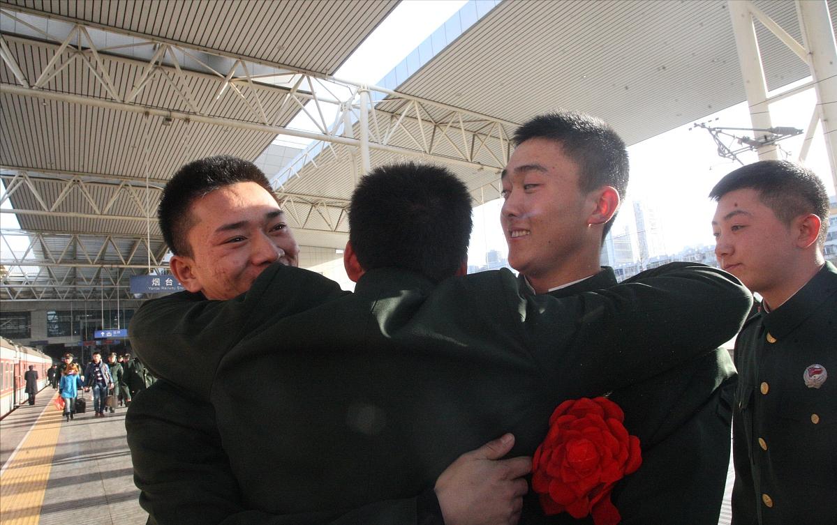 大学生当2年兵考军校有几次机会,大学生当二年义务兵到底值得吗