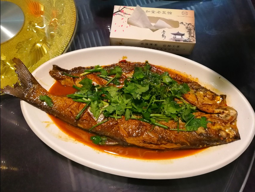 深夜郑州8男2女躲在花园路北环桥头，吃丹江翘嘴鲌，喝方城木瓜酒