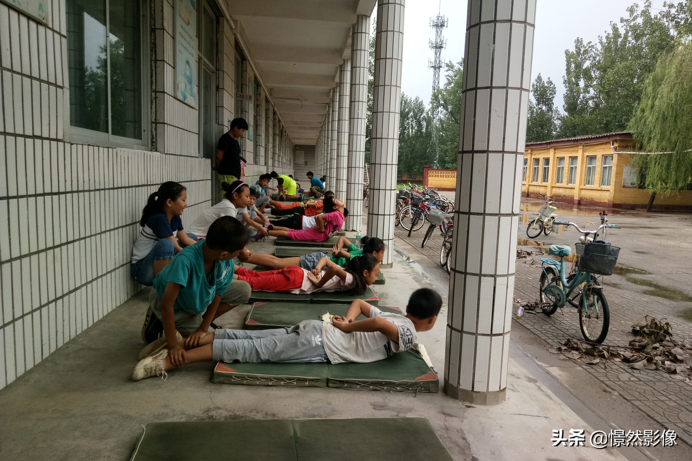 河北乡村隐匿着一支小学足球队晚上老师用车灯照亮操场训练