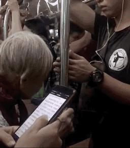 不经意表现出的动作才是最温柔的,不经意间暴露人的本质