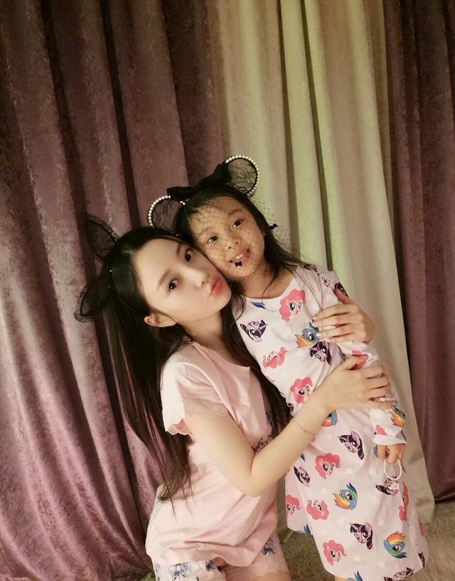 李小璐陪甜馨玩耍,李小璐甜馨出去玩