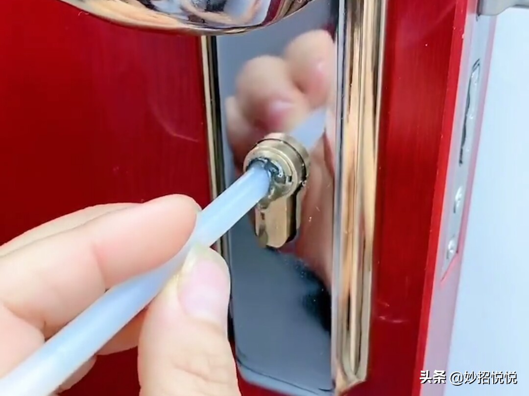 钥匙孔堵住了怎么开锁,钥匙断在门里用什么办法