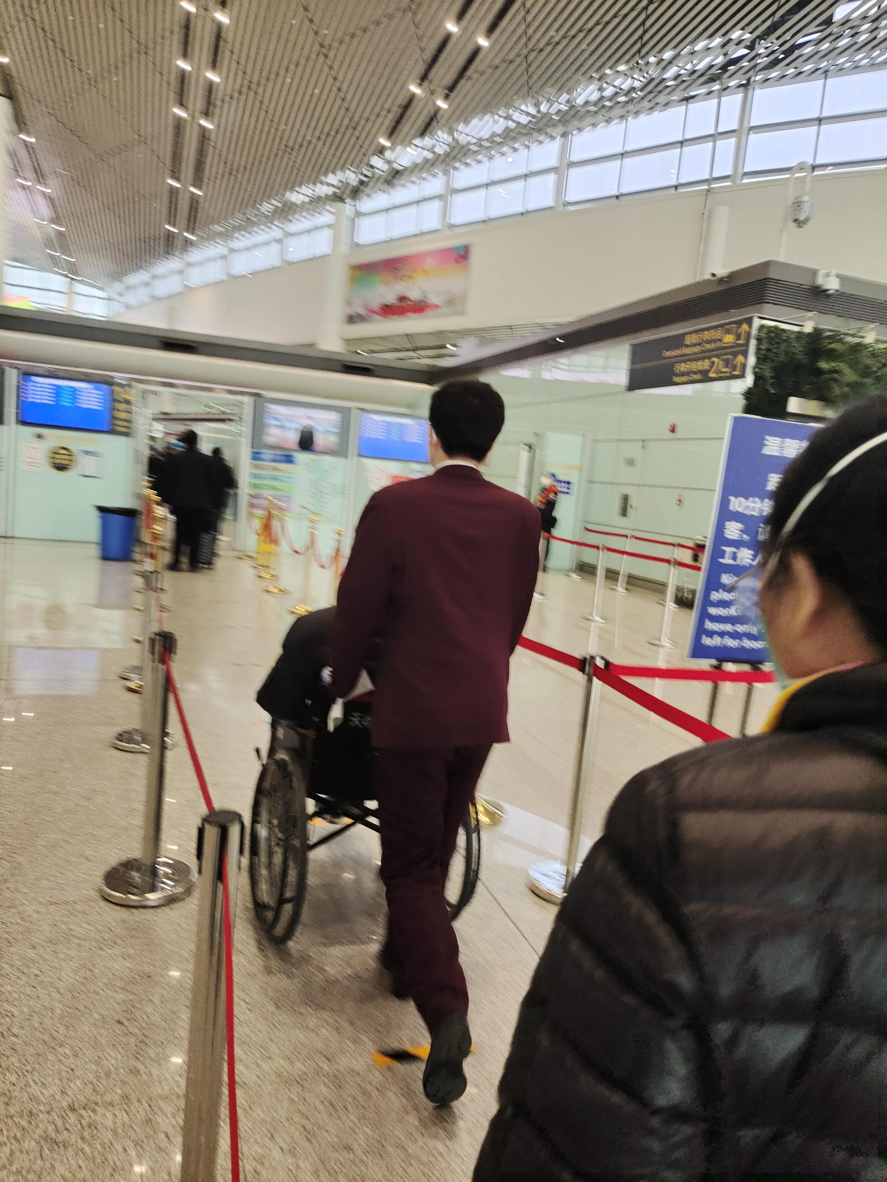 残疾人坐飞机详细教程,残疾人自带轮椅如何乘飞机