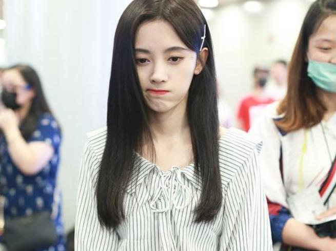 鞠婧祎与杨幂撞衫是谁先穿的,鞠婧祎穿山寨博主道歉