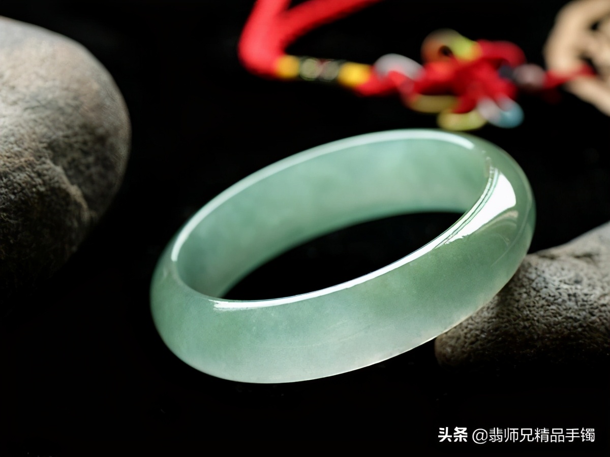 油青种翡翠假的用什么做,油青种翡翠和蓝水翡翠的区别