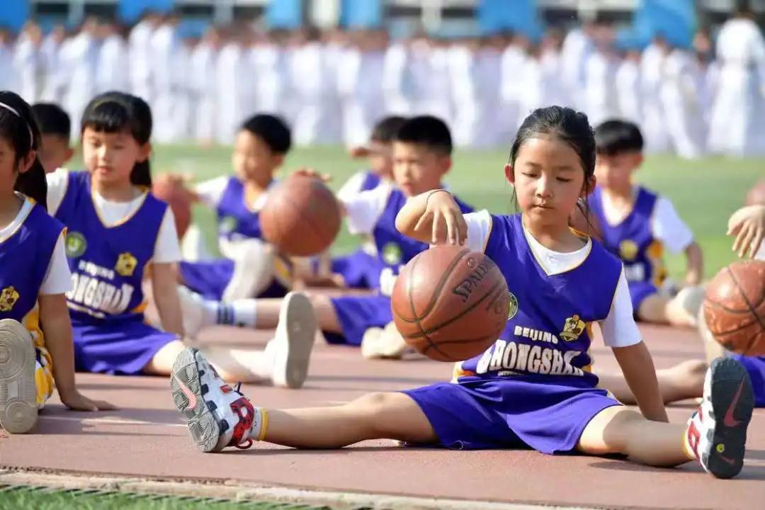 一共有207人参加体操表演,一百多人体育节开场