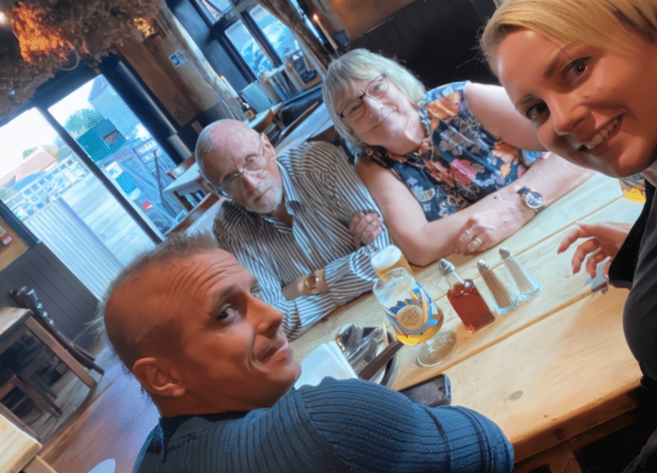 英国夫妻发现女儿在家偷钱，让其坐牢三年：她很感激我们这样做