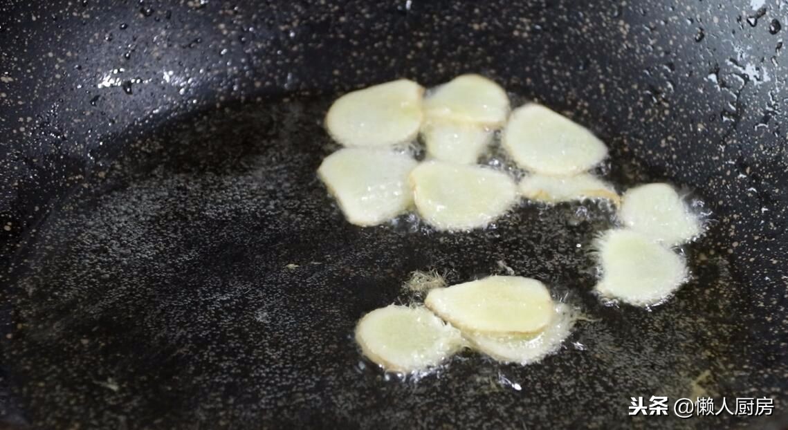 剥完虾仁，壳儿不要扔，这样简单一做，比浓汤宝还鲜，简单又好学