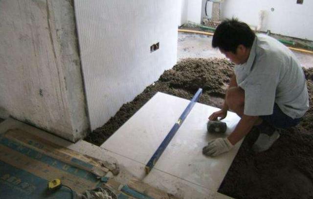 刚铺完瓷砖业主走了,铺好地砖后业主说颜色不好看