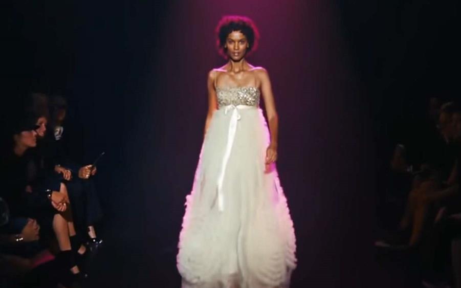 她3岁接受割礼，12岁被迫嫁给60岁老头，逃出后成了世界名模