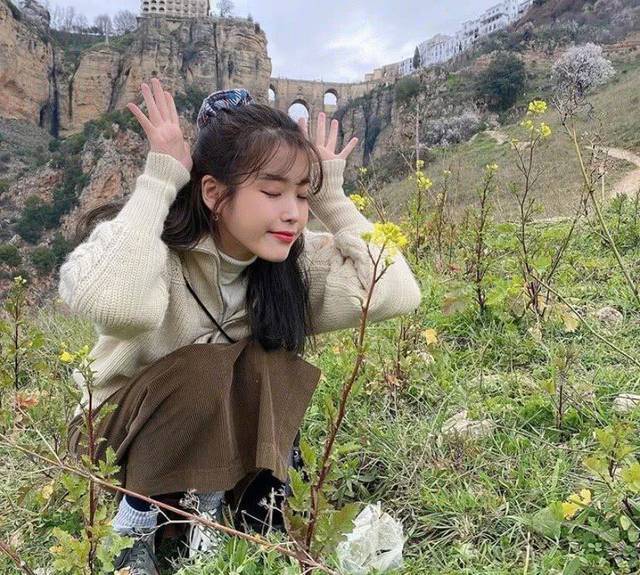 刘诗诗同款连衣裙穿搭,刘诗诗泡泡袖针织裙优雅大气