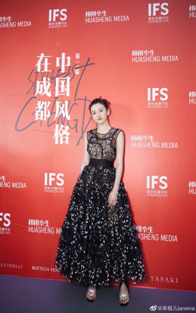 宋祖儿gucci大秀内场,宋祖儿欧洲宫廷造型