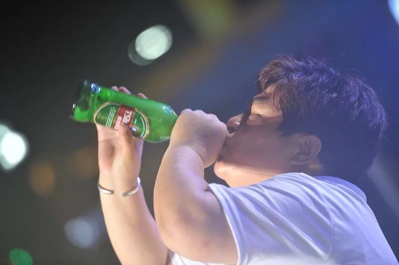 酒王大赛周赛吹瓶最快3秒70！金沙滩啤酒城喊你来战！