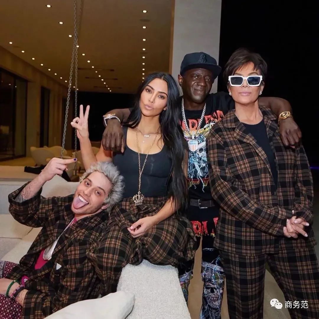 侃爷卡戴珊离婚后合体,卡戴珊什么时候跟侃爷闹分手的