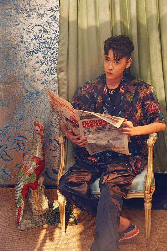 开眼了,能让女孩带着荧光棒听相声的只有他了,为啥这么火?